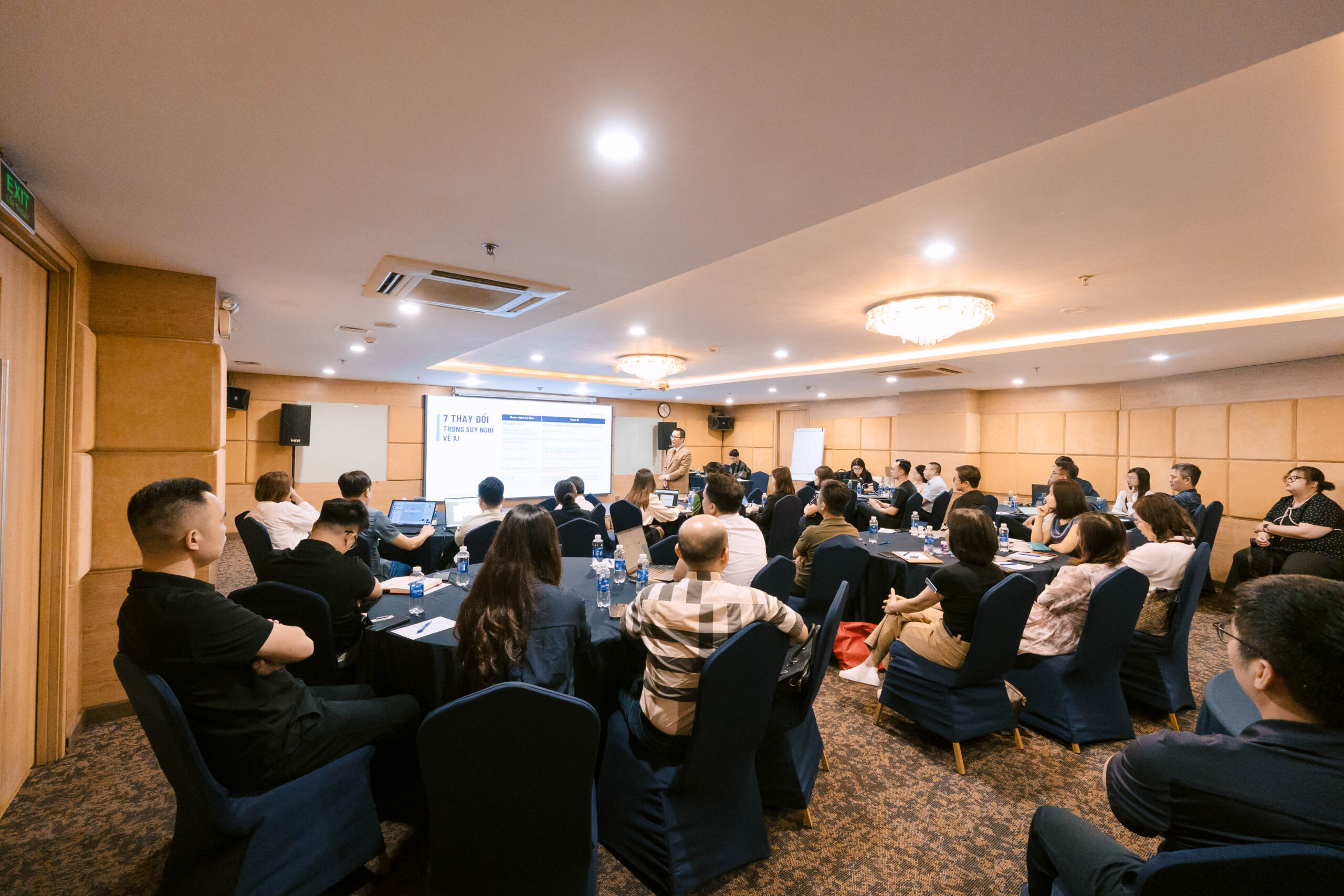 Super Candle Hotel sở hữu hệ thống 4 phòng họp, hội nghị và hội thảo hiện đại, đáp ứng linh hoạt nhu cầu tổ chức sự kiện từ 50 đến 200 khách mời