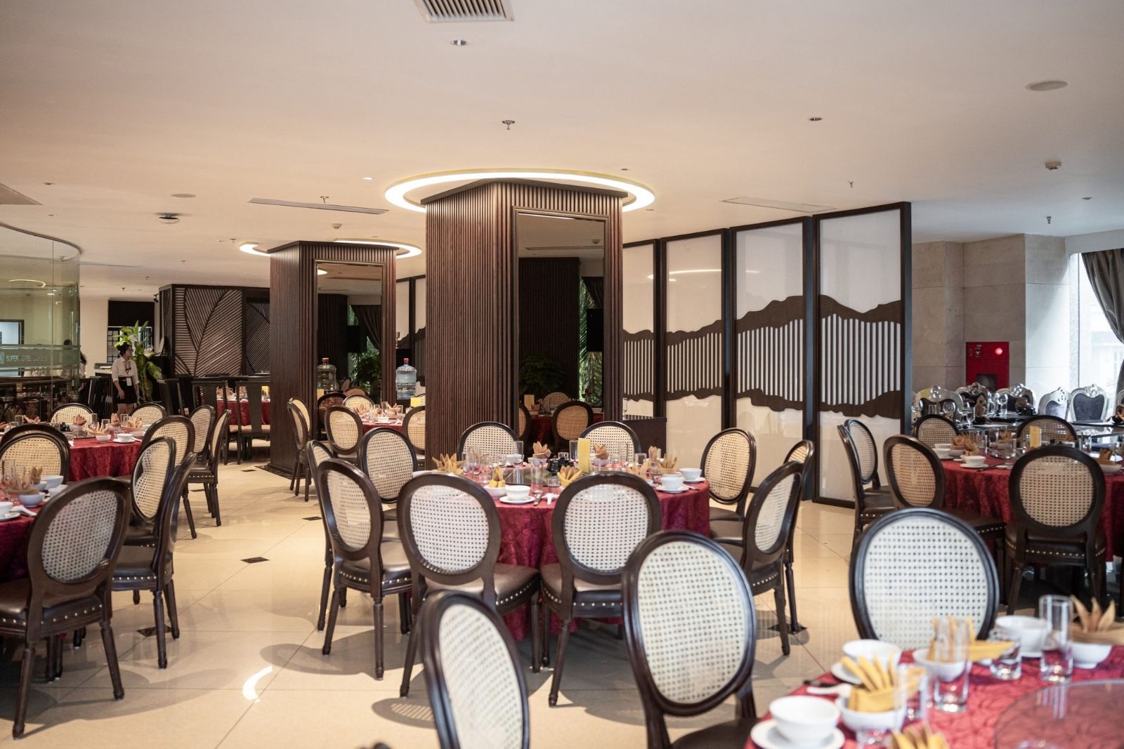nhà hàng trong khách sạn